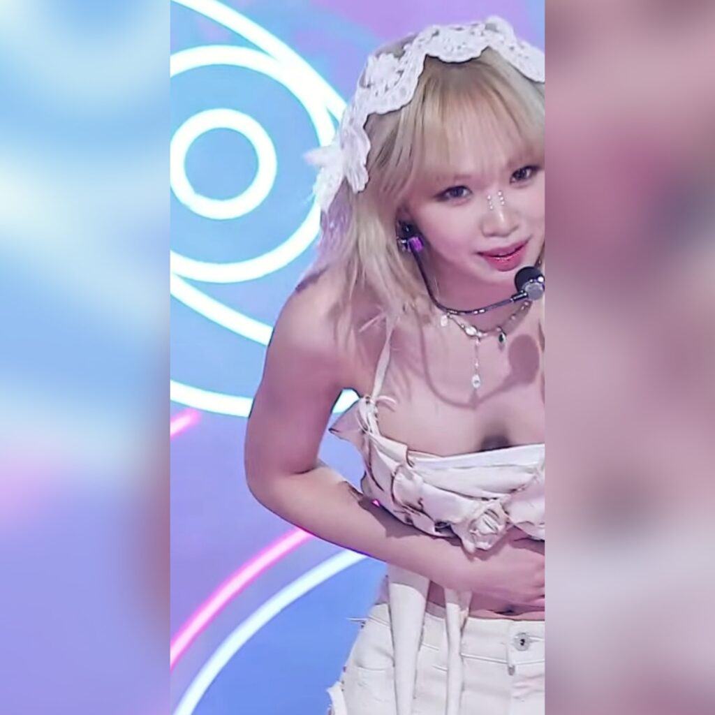 예의바르게 인사하는 르세라핌 김채원