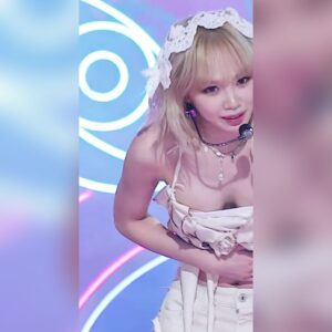 예의바르게 인사하는 르세라핌 김채원