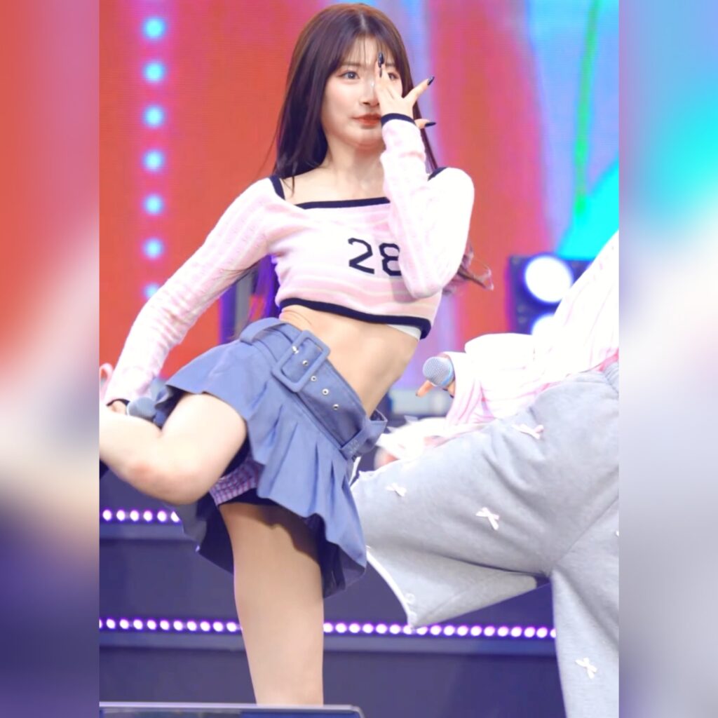 줄무늬 속바지 입고 복장 정리하는 우아 민서