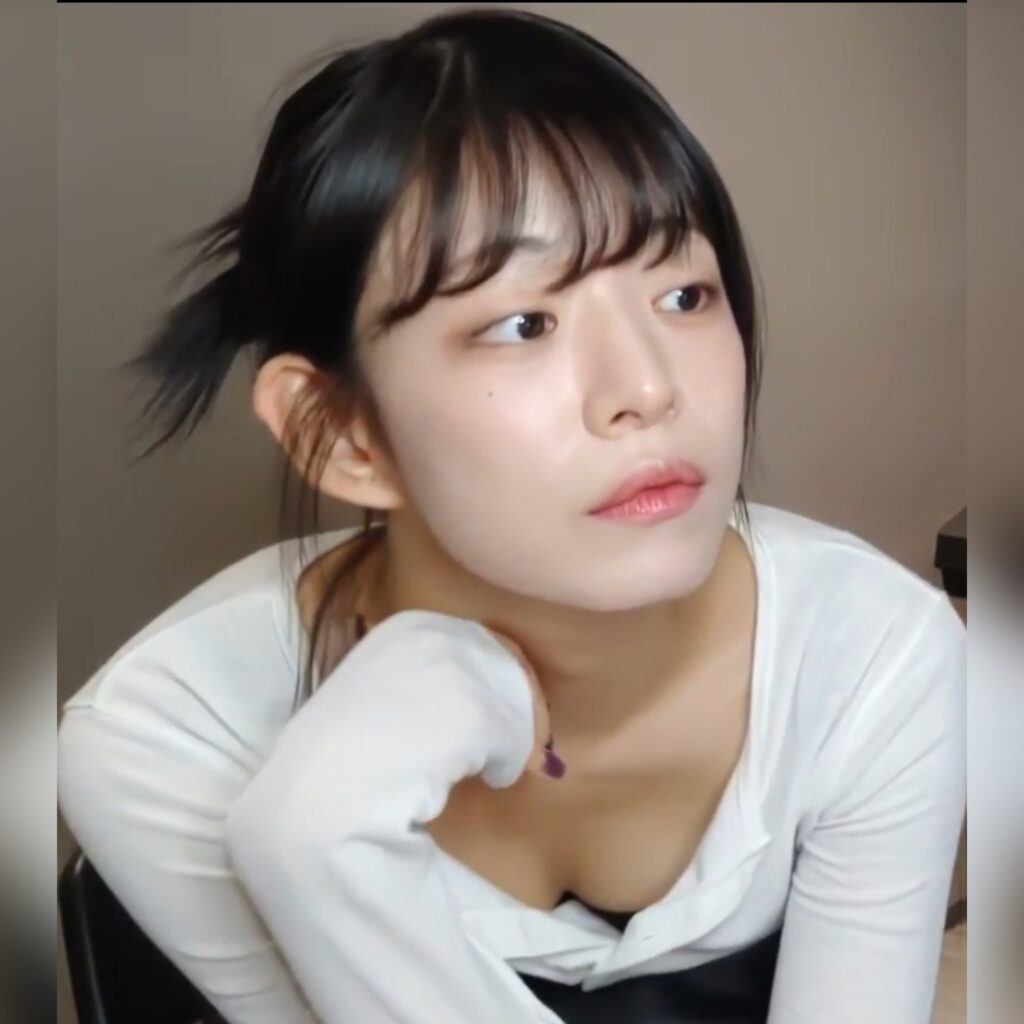 프로미스나인 이채영 시스루 흰티 속 보이는 검정 브라