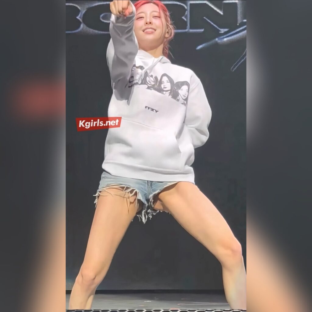 정말 짧은 청숏팬츠 입고 바로 앞에서 춤추는 있지 유나