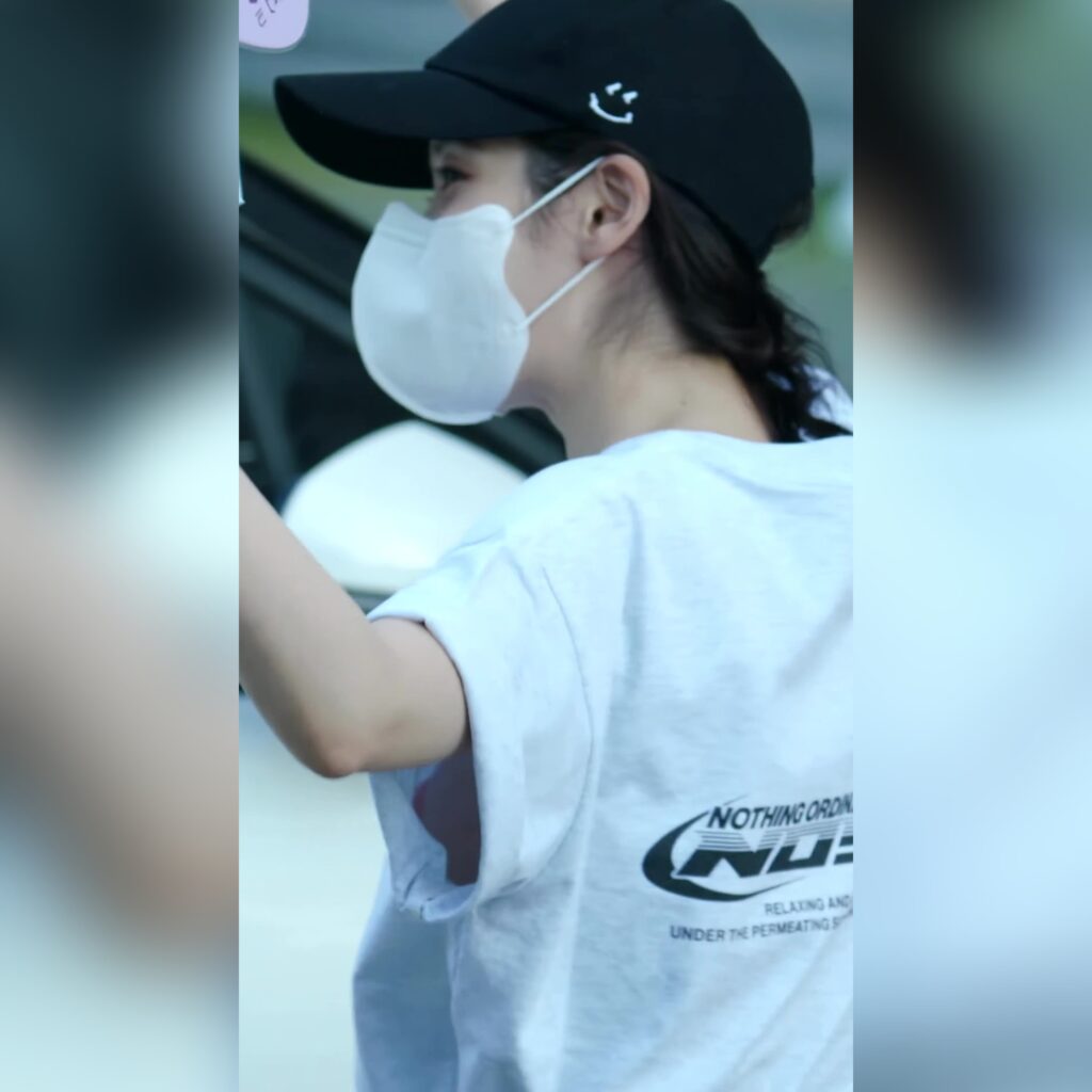 두팔 올리다 틈새로 핑크빛 무언가가 보인 아이유