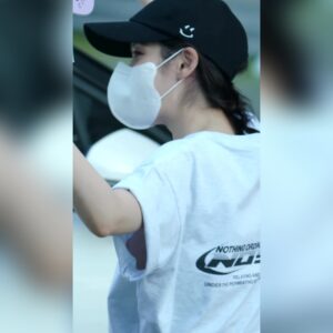 두팔 올리다 틈새로 핑크빛 무언가가 보인 아이유