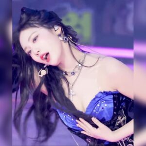 야한 표정 짓는 에스파 닝닝 오프숄더 드레스