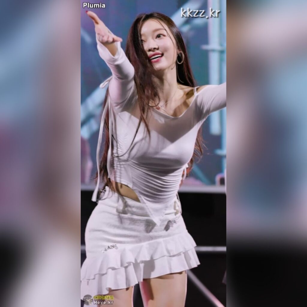 타이트한 의상때문에 더욱 도드라지는 오마이걸 유아