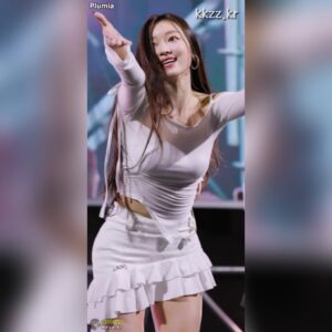 타이트한 의상때문에 더욱 도드라지는 오마이걸 유아