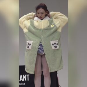 팬싸인장에서 뒤돌아보다 방심한 나연