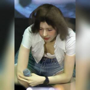 너무 헐렁해서 아찔했던 엔믹스 배이 깊게 숙인 흰나시