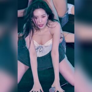 아카라카 행사에서 전갈 안무 선보이는 선미 가슴골