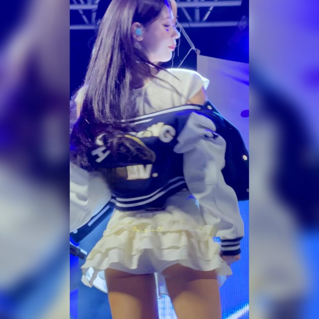 무대 아래에서 찍은 치마입은 여자아이들 미연 한성대 축제