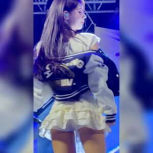 무대 아래에서 찍은 치마입은 여자아이들 미연 한성대 축제