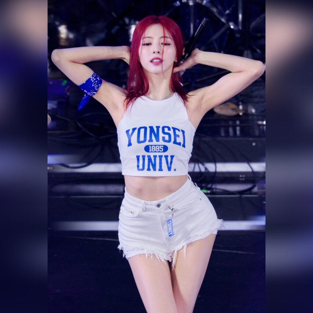 연세대 축제 1열 아래서 찍은 ITZY 유나 흰 핫팬츠 매끈한 엉벅지