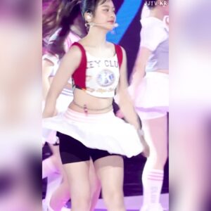 뉴진스 하니 검정 속바지가 다 드러나는 테니스 치마 의상