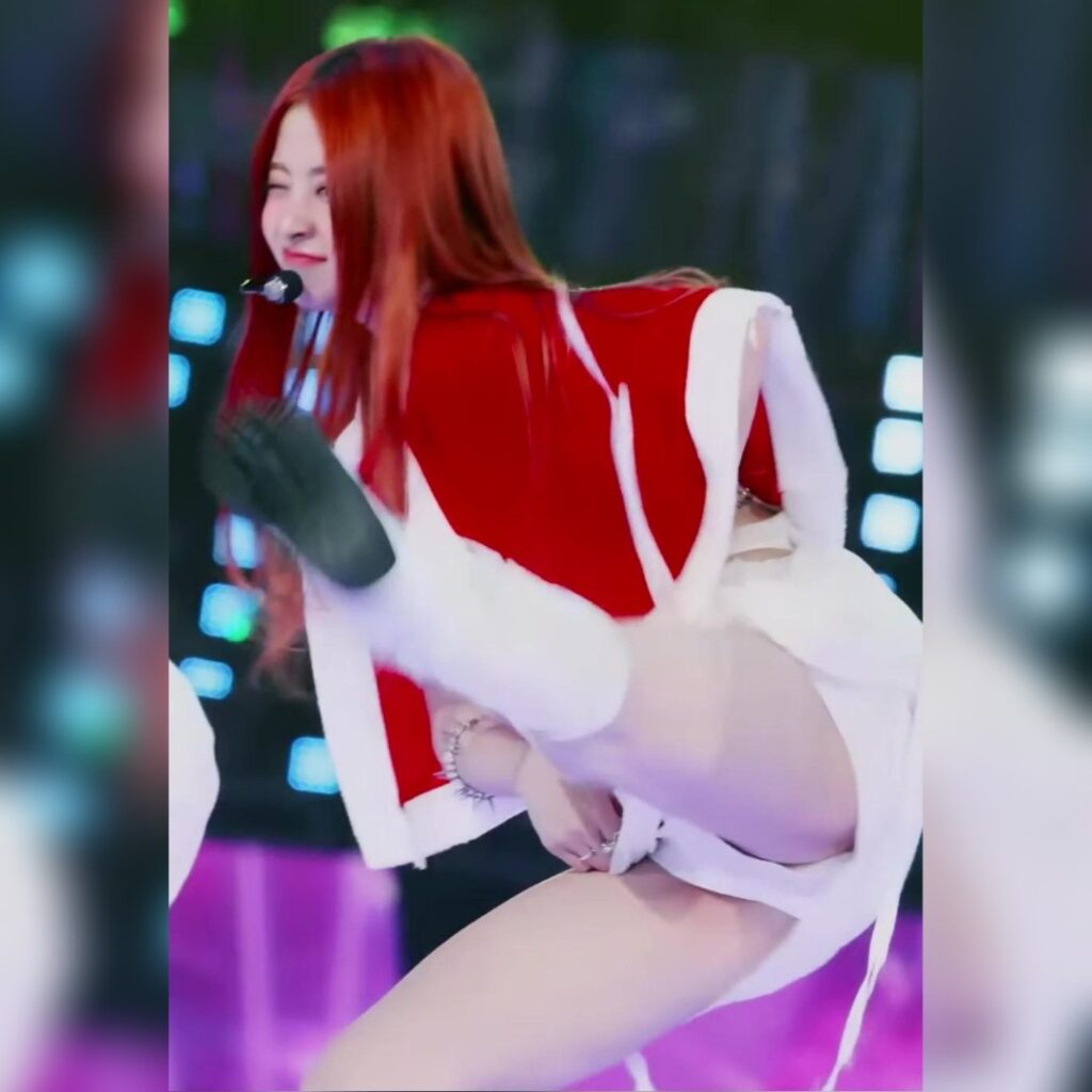 크리스마스 의상 입고 발차기 하는 르세라핌 허윤진