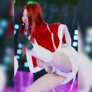 크리스마스 의상 입고 발차기 하는 르세라핌 허윤진