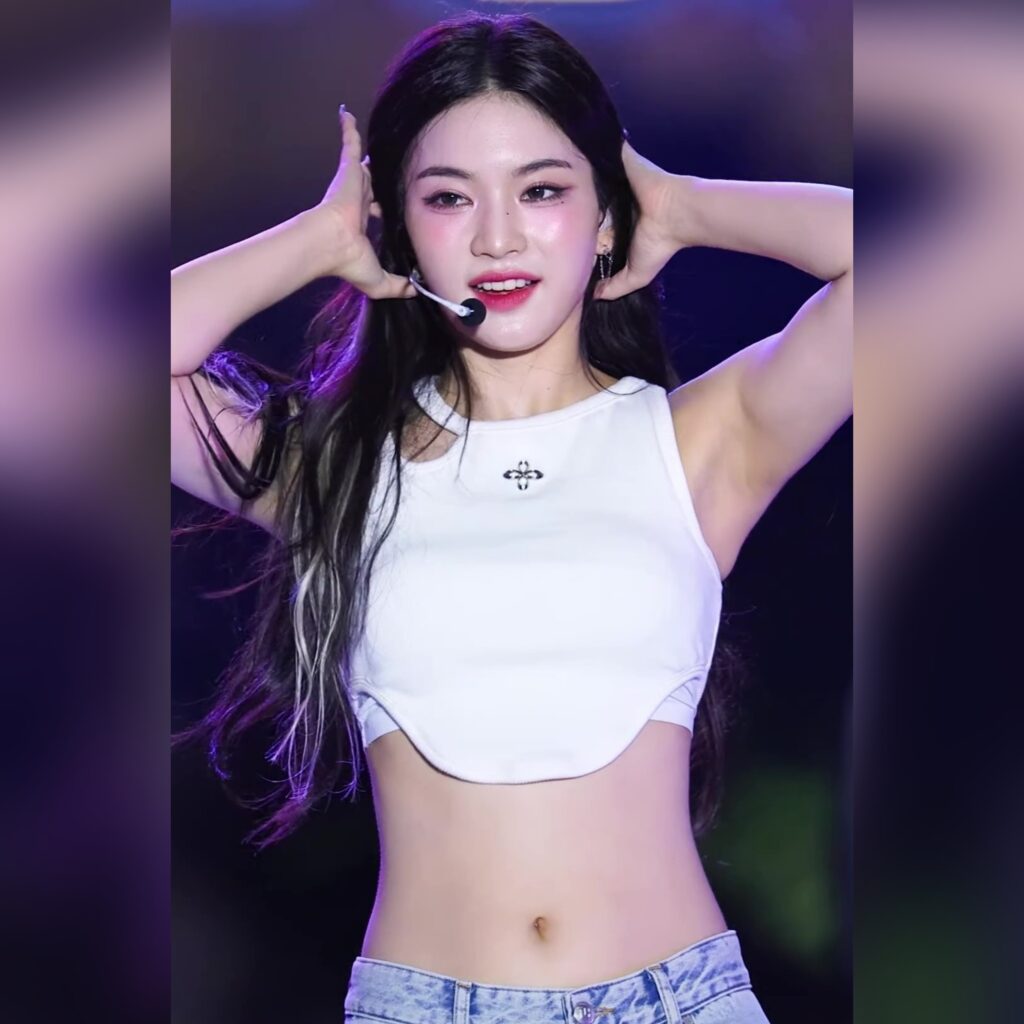 머리 정리하면서 깨끗한 겨드랑이 보여주는 스테이씨 아이사