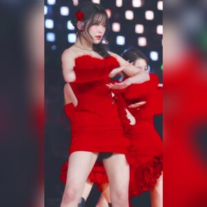 검정 속바지가 돋보이는 프로미스나인 백지헌 빨간 탱고 의상