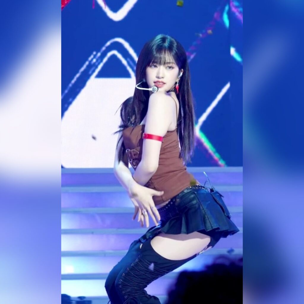 아이브 안유진 가죽의상 가터벨트 꿀벅지