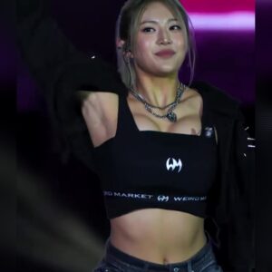 하이키 옐 브라탑 팔로 모아주는 묵직한 가슴골