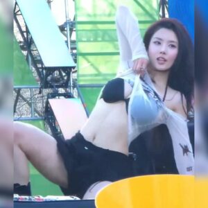 젖은 티 들어올리는 권은비 검정 비키니 접힌 언더붑 노출 – 워터밤