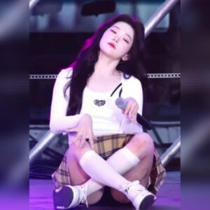 치마 입고 아빠다리 하는 빌리 츠키 블랙 속바지 도끼