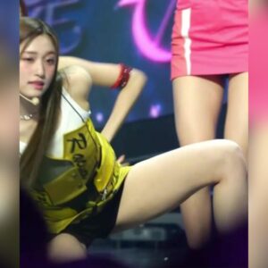 자리에서 일어서다가 뒤집힌 치마에 당황한 아이브 이서 꿀벅지