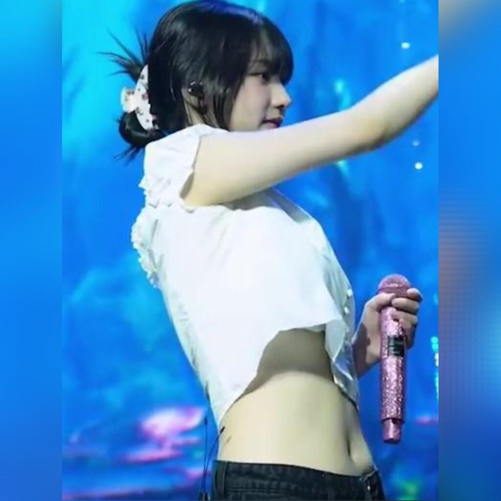 순백색 크롭 블라우스 밑으로 하얀 생브라컵 노출한 에스파 카리나