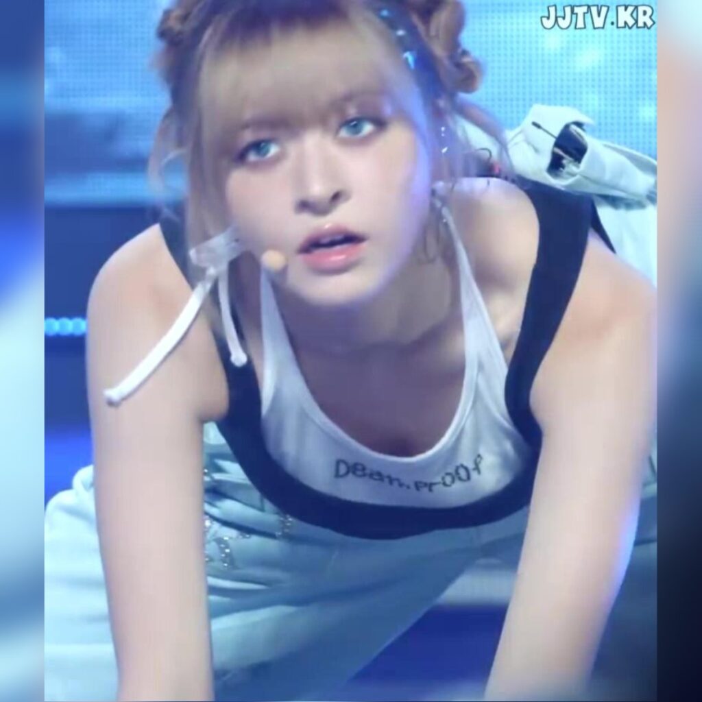 블랙 화이트 두겹 크롭탑 엔믹스 릴리