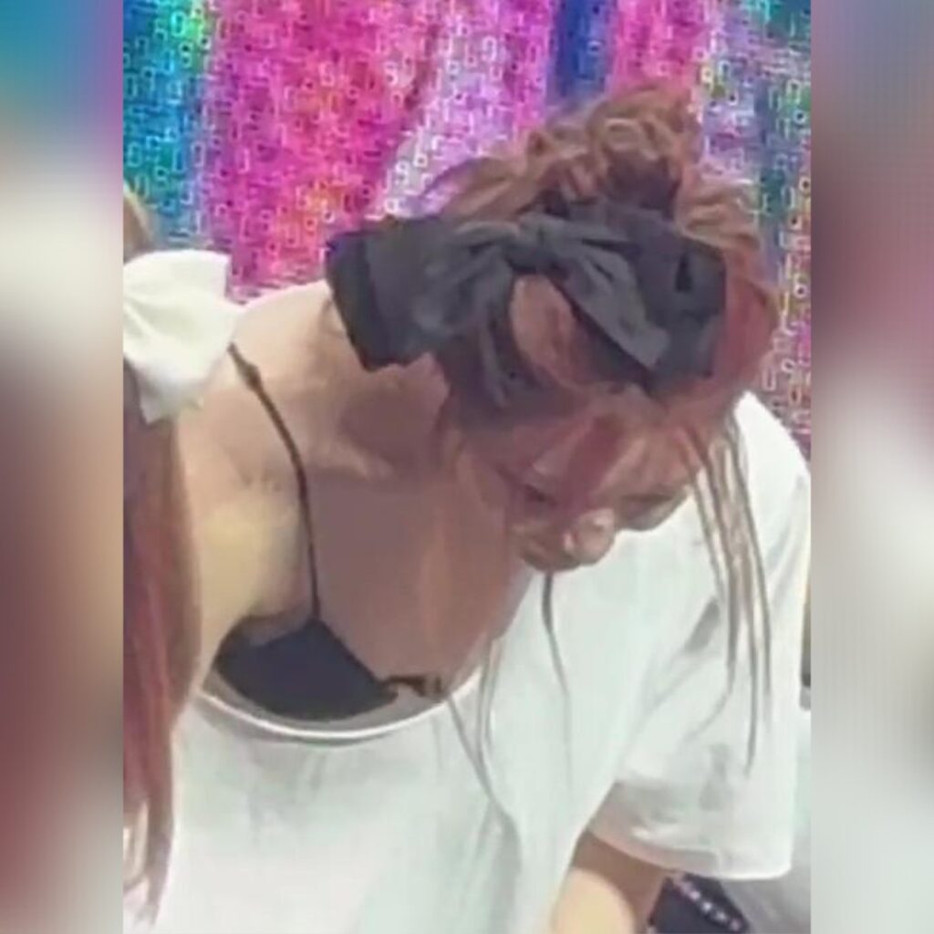 손잡고 단체 인사할때 방심해버린 흰티 틈새 뒤늦은 방어 아이들 슈화