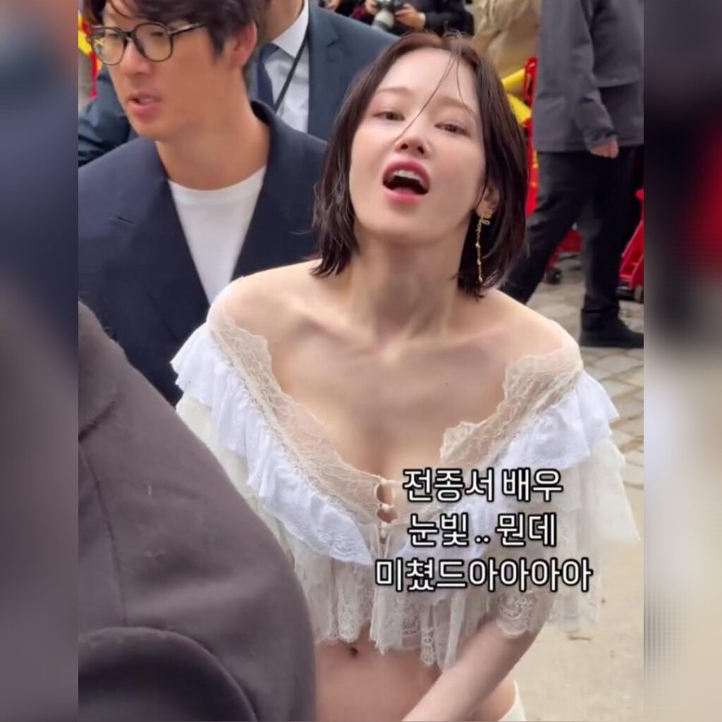 일부러 치마 내려서 골반과 치골 드러내는 배우 전종서 가슴골