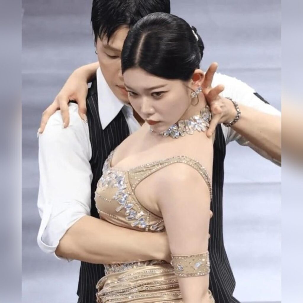 아육대 댄스스포츠 황금빛 의상 뭉클한 가슴골 레전드 빌리 츠키