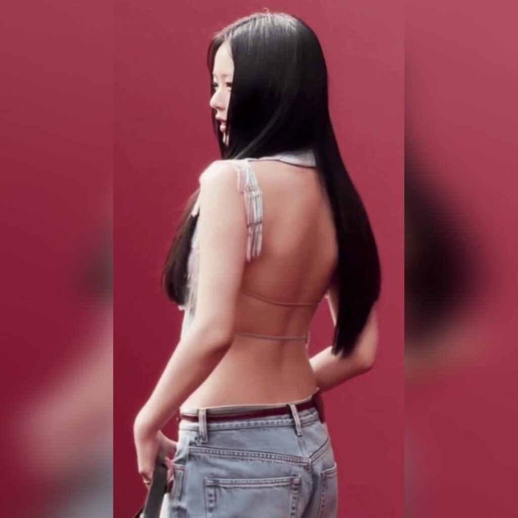 [뉴진스]밀라노에서 하니 자본주의 노출 깜놀 등판 누드