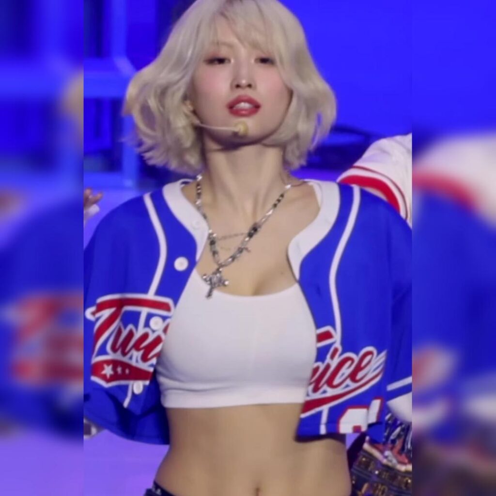 파란 야구 유니폼 속 흰 브타랍 묵직한 무브먼트 + 복근 트와이스 모모