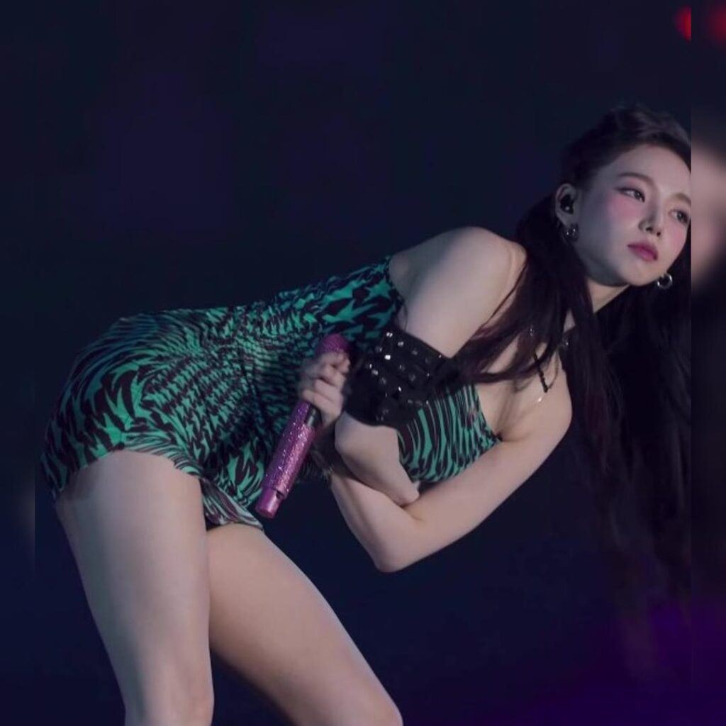 카리나 역대급 정말 짧은 별무늬 초록 치마 의상