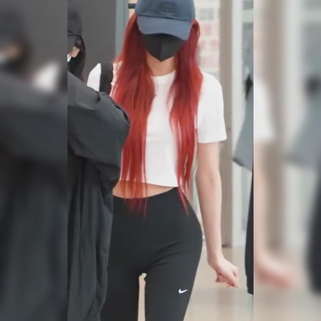 검은 모자 + 마스크로 가렸지만, 골반을 보니 있지 유나 나이키 레깅스