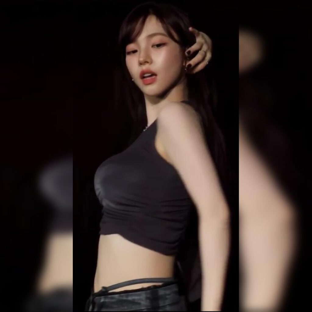 가슴에 주름 잡힌 회색 민소매 에스파 카리나 찰랑이는 바운스