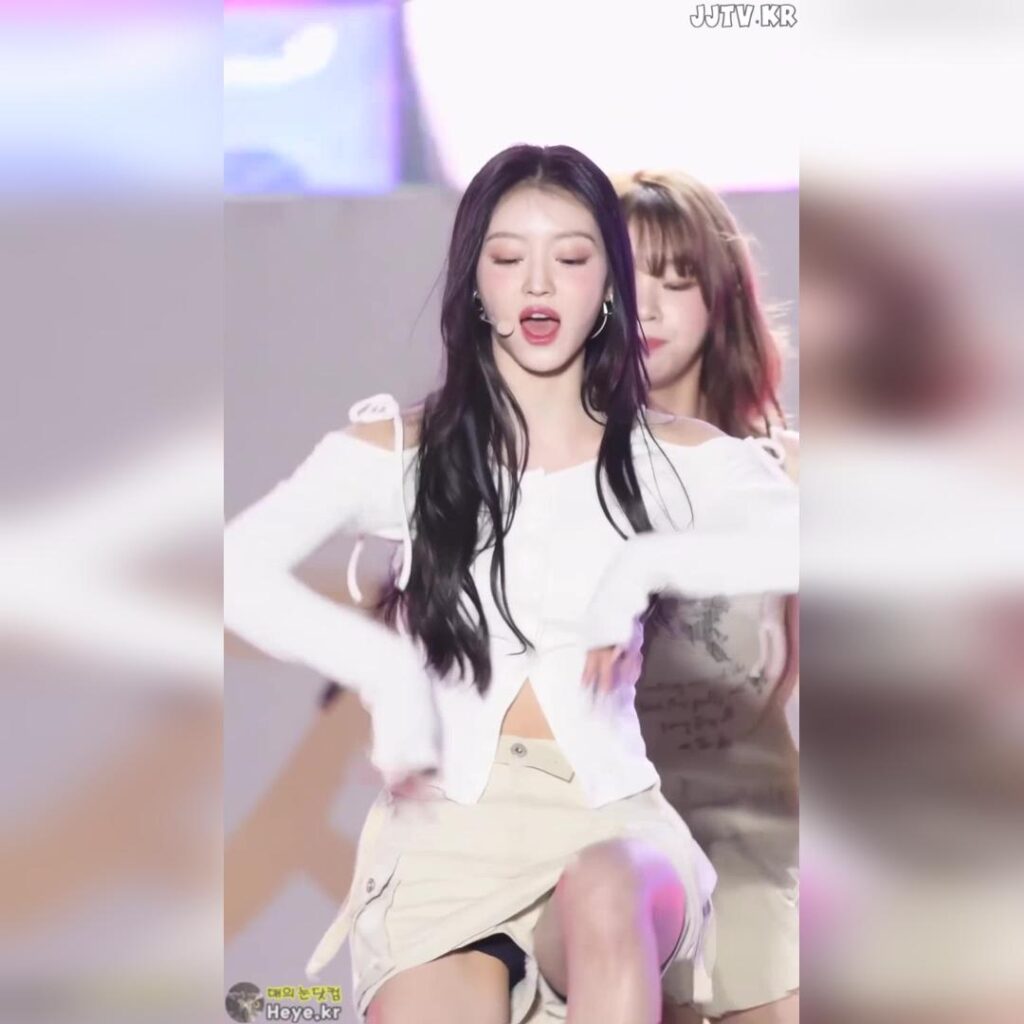 배꼽 노출 상의 초미니 치마 오마이걸 유아