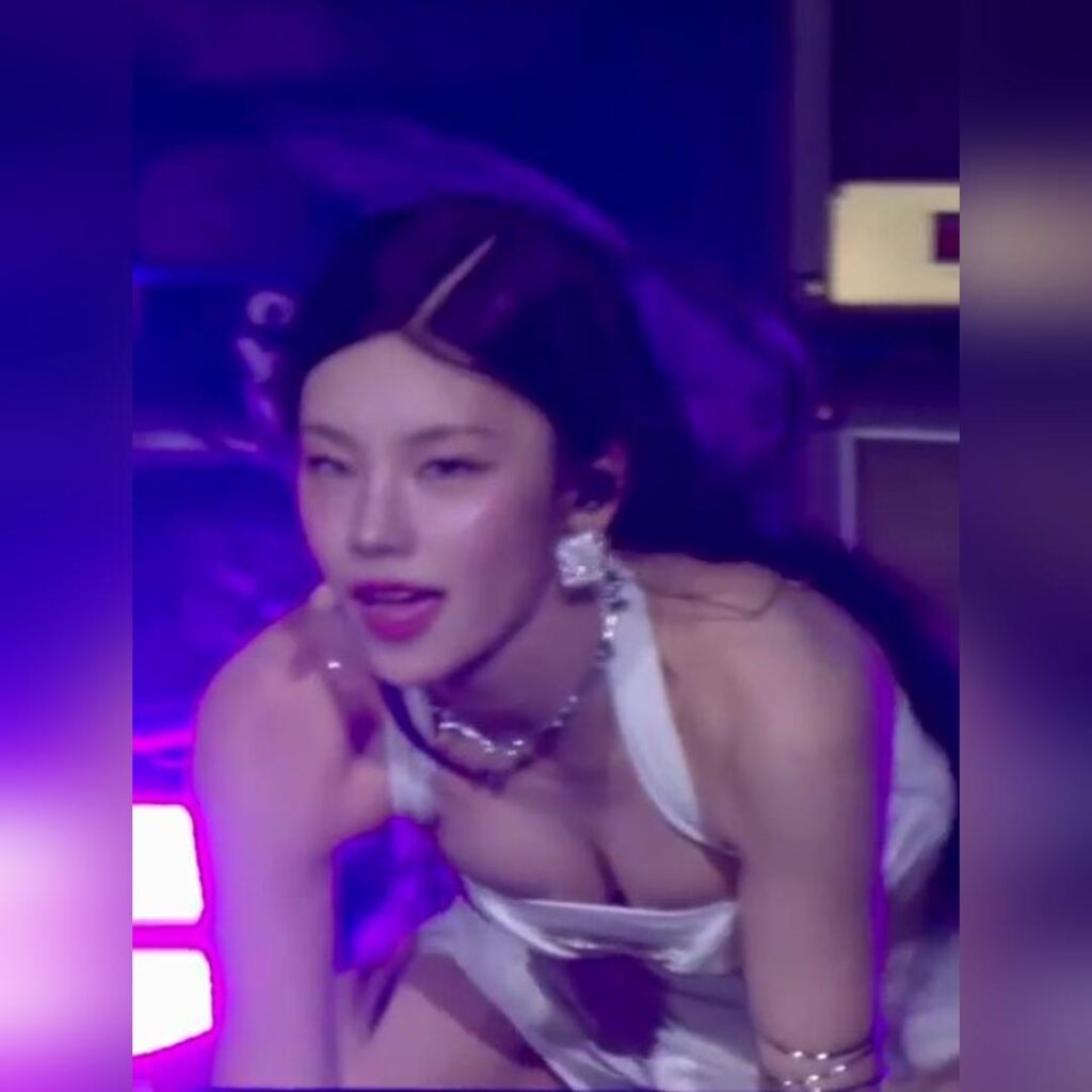 리더의 화려한 무빙 깊게 숙인 화이트 의상 가슴골 허벅지 있지 예지