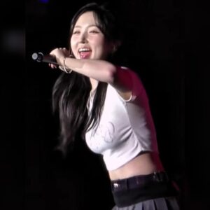 알고보면 리더였던 엔믹스 해원…흰 크롭티 찰랑이는 옆슴 바운스