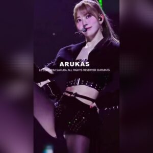 가죽 핫팬츠 입고 발차기 하는 르세라핌 사쿠라 검스 틈 흰색 팬티