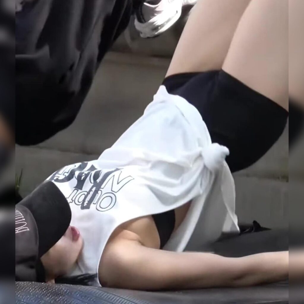 누워서 엉덩이 드는 안무하는 키스오브라이프 나띠 흰끈나시 가슴골