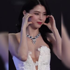 하얀드레스 가슴골 과감히 보여주는 한소희 시상식