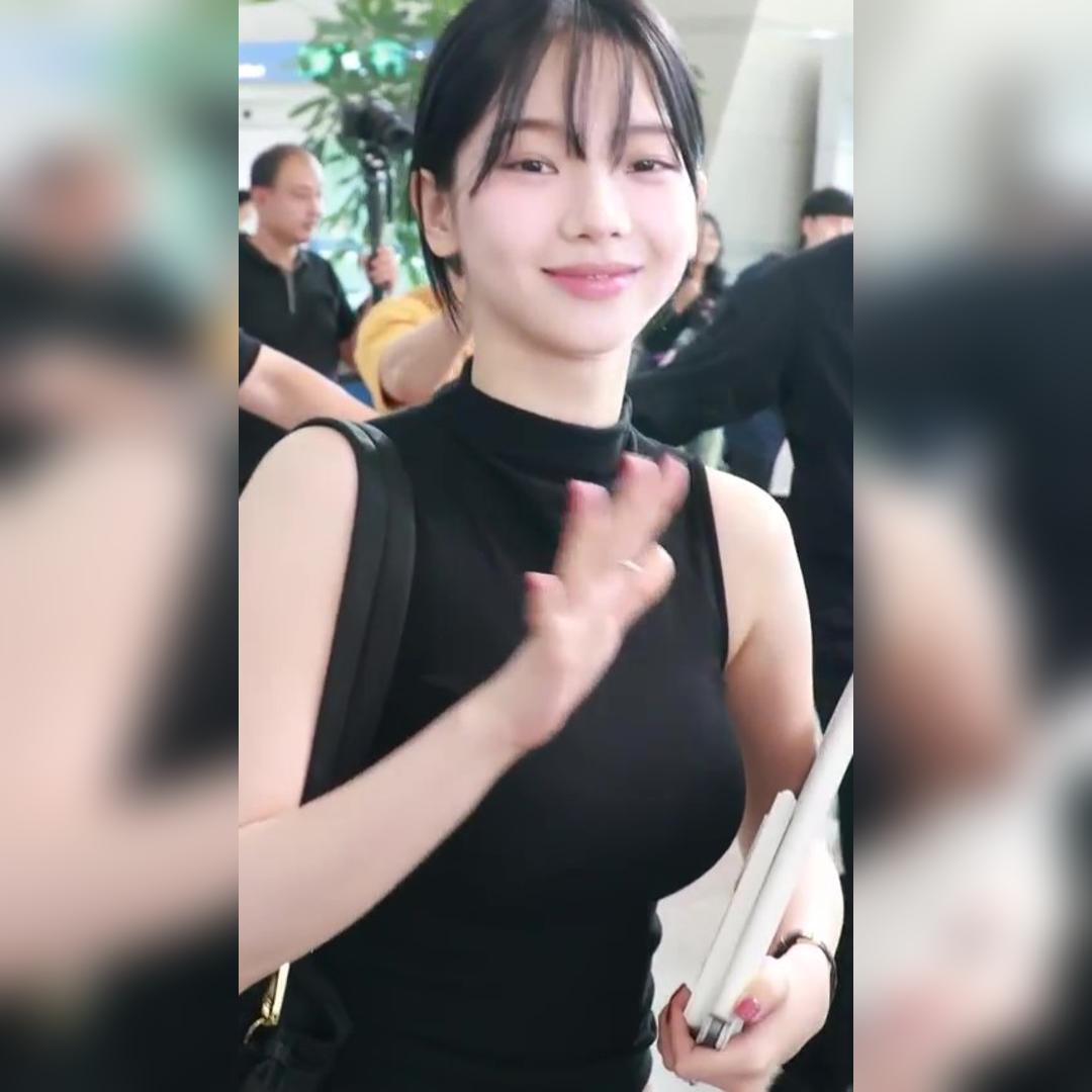 치명적인 흑발 카리나 브라 비치는 묵직한 검정 민소매 배꼽