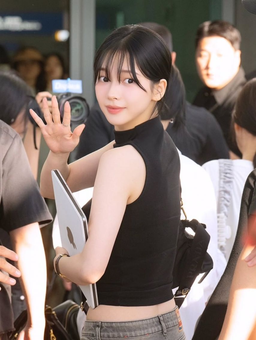 치명적인 흑발 카리나 브라 비치는 묵직한 검정 민소매 배꼽