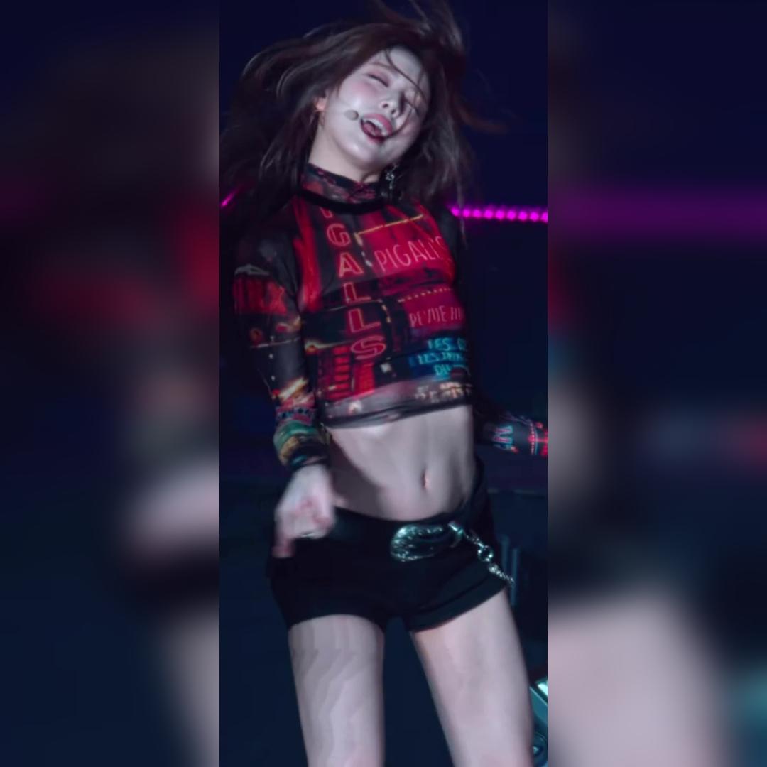 알록달록한 빨간 크롭티 야하고 예쁜 복근 배꼽 ITZY 유나