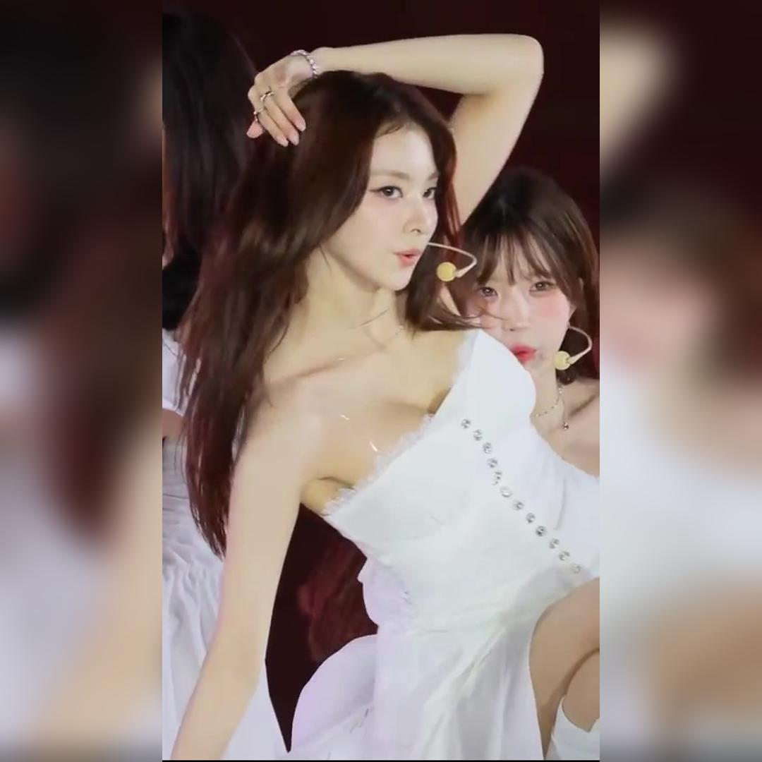 순백색 레이스 오프숄더 의상 역대급 가슴골…프로미스나인 이나경