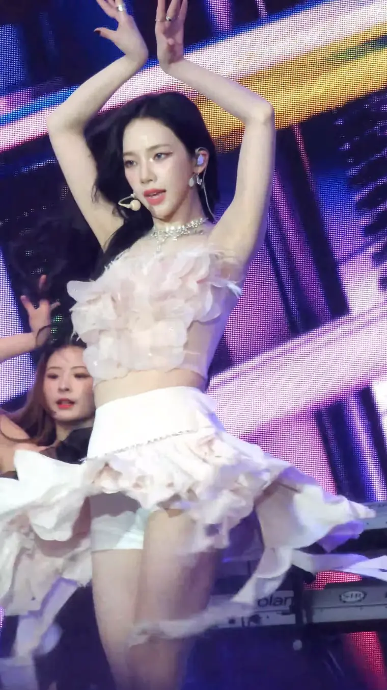 한바퀴 돌면서 속바지가 다 비치는 에스파 카리나