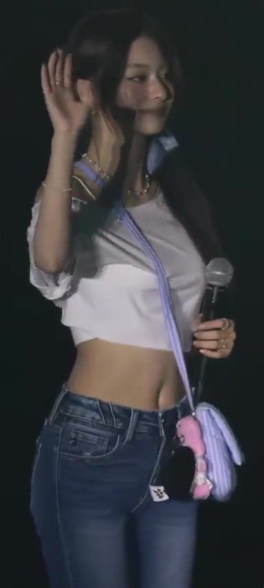 프로미스나인 이나경 흰 끈나시 속 야릇한 복부 노출 + 청바지 팽팽 엉덩이 기립근에 미치겠음ㅠㅠ