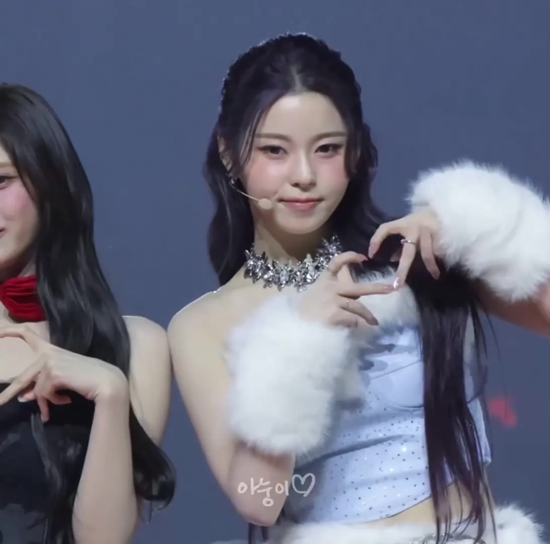 엔믹스 규진 하늘퍼 튜브탑+흰 핫팬츠 틈새 순백 노출... 충격