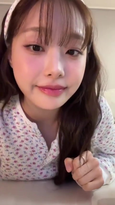 츄 꽃헤어밴드에 터질듯 봉긋 꽃잠옷... 헐